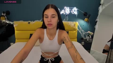 Snapshot of molly__cutie chatting on 10.27.25 Molly online show from 10.27.25