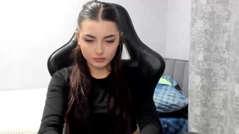 Snapshot of molly_ww chatting on 11.19.25 Molly online show from 11.19.25