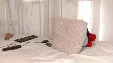  MOLLY  GUNSG online show from 01.12.25