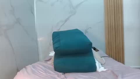  MOLLY  GUNSG online show from 09.19.25