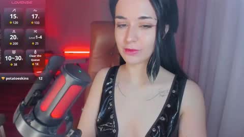 Snapshot of mollyposh chatting on 10.21.25 Molly online show from 10.21.25