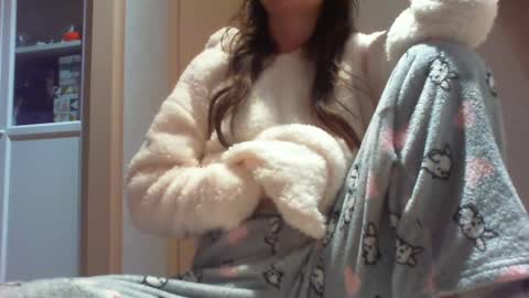 Snapshot of momentbeforedown chatting on 12.01.24 Hailey online show from 12.01.24