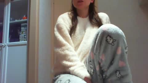 Snapshot of momentbeforedown chatting on 12.01.24 Hailey online show from 12.01.24