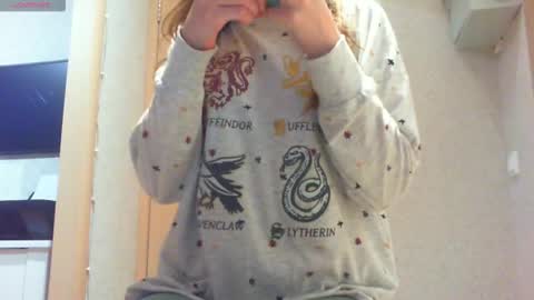 Snapshot of momentbeforedown chatting on 10.26.25 Hailey online show from 10.26.25