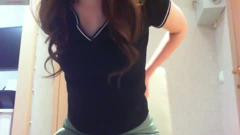 Snapshot of momentbeforedown chatting on 11.29.25 Hailey online show from 11.29.25