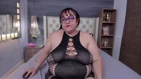 Snapshot of mommy_cute chatting on 06.25.26 Jelitza online show from 06.25.26