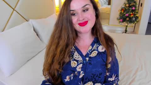 Snapshot of mommycurves chatting on 01.08.25 Mommynextdoor online show from 01.08.25