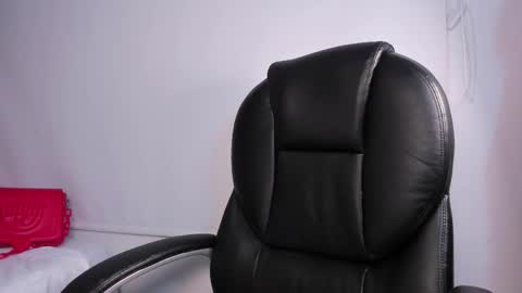 Momo  online show from 04.18.26