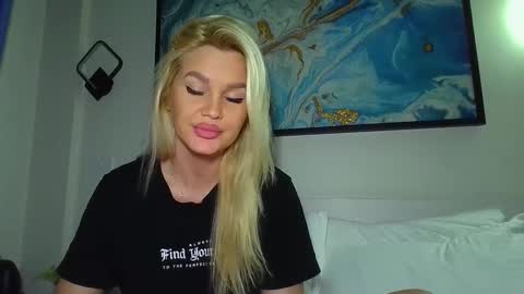 Snapshot of moni_ chatting on 12.10.24 Monica online show from 12.10.24