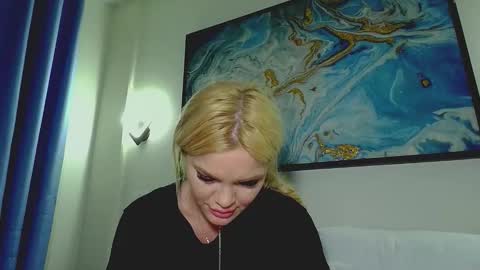 Snapshot of moni_ chatting on 11.28.25 Monica online show from 11.28.25