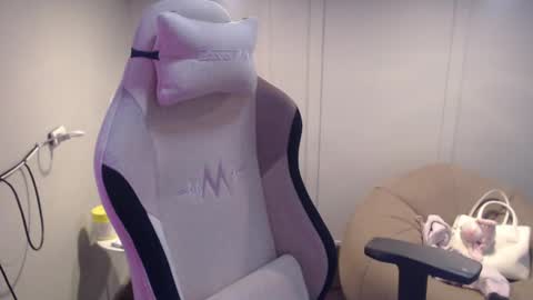 ELYSE A SIMPLE GIRL online show from 02.18.25