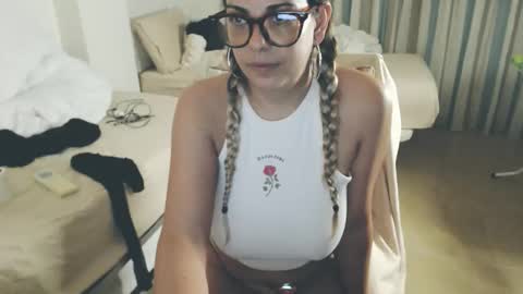 Snapshot of montserrat123 chatting on 06.06.26 Monse online show from 06.06.26