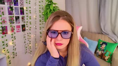 Moon  Bunny online show from 09.28.25