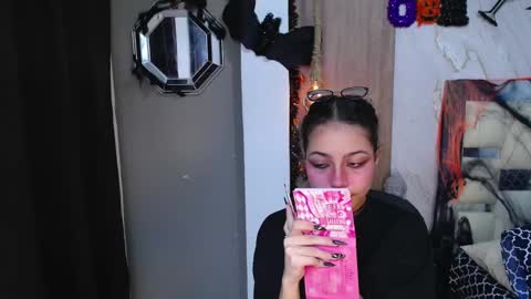 Snapshot of moon_and_fire_ chatting on 10.25.25 moon_and_fire_ online show from 10.25.25