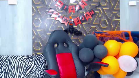 Snapshot of moon_and_fire_ chatting on 10.26.25 moon_and_fire_ online show from 10.26.25