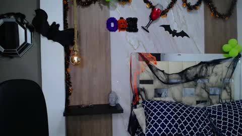 Snapshot of moon_and_fire_ chatting on 10.27.25 moon_and_fire_ online show from 10.27.25