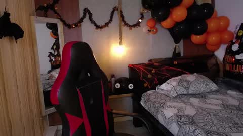 Snapshot of moon_and_fire_ chatting on 10.28.25 moon_and_fire_ online show from 10.28.25