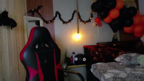 Snapshot of moon_and_fire_ chatting on 10.29.25 moon_and_fire_ online show from 10.29.25