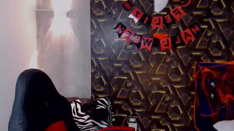 Snapshot of moon_and_fire_ chatting on 10.30.25 moon_and_fire_ online show from 10.30.25