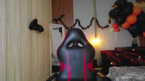 Snapshot of moon_and_fire_ chatting on 10.31.25 moon_and_fire_ online show from 10.31.25