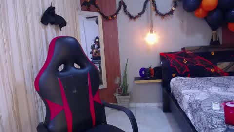 Snapshot of moon_and_fire_ chatting on 11.03.25 moon_and_fire_ online show from 11.03.25