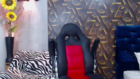 Snapshot of moon_and_fire_ chatting on 11.06.25 moon_and_fire_ online show from 11.06.25