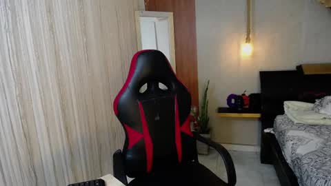 Snapshot of moon_and_fire_ chatting on 11.09.25 moon_and_fire_ online show from 11.09.25