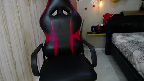 Snapshot of moon_and_fire_ chatting on 11.10.25 moon_and_fire_ online show from 11.10.25