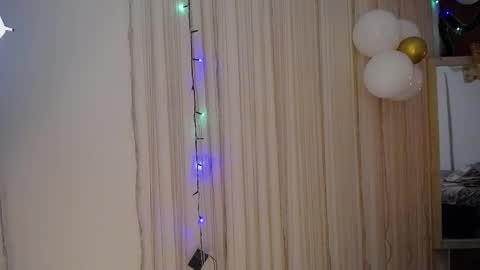 Snapshot of moon_and_fire_ chatting on 11.11.25 moon_and_fire_ online show from 11.11.25