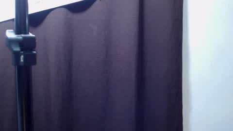 Snapshot of moon_and_fire_ chatting on 11.17.25 moon_and_fire_ online show from 11.17.25