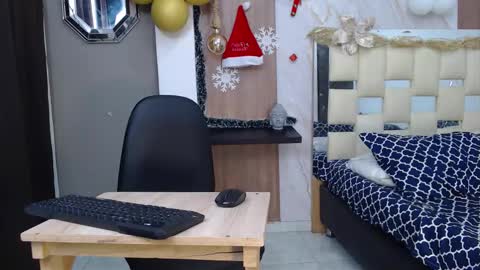 Snapshot of moon_and_fire_ chatting on 11.18.25 moon_and_fire_ online show from 11.18.25