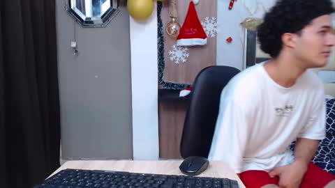 Snapshot of moon_and_fire_ chatting on 11.21.25 moon_and_fire_ online show from 11.21.25