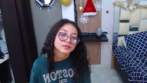 Snapshot of moon_and_fire_ chatting on 11.24.25 moon_and_fire_ online show from 11.24.25