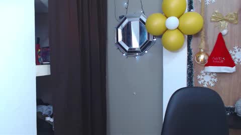 Snapshot of moon_and_fire_ chatting on 11.27.25 moon_and_fire_ online show from 11.27.25