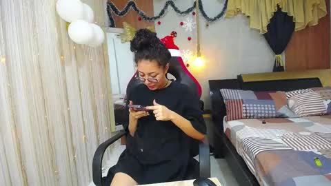 Snapshot of moon_and_fire_ chatting on 12.01.25 moon_and_fire_ online show from 12.01.25