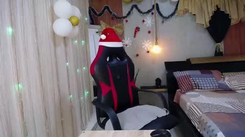 Snapshot of moon_and_fire_ chatting on 12.04.25 moon_and_fire_ online show from 12.04.25