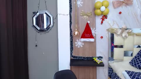 Snapshot of moon_and_fire_ chatting on 12.05.25 moon_and_fire_ online show from 12.05.25