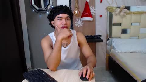 Snapshot of moon_and_fire_ chatting on 12.16.25 moon_and_fire_ online show from 12.16.25