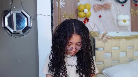 Snapshot of moon_and_fire_ chatting on 12.17.25 moon_and_fire_ online show from 12.17.25