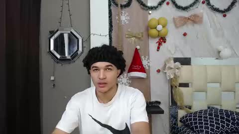 Snapshot of moon_and_fire_ chatting on 12.22.25 moon_and_fire_ online show from 12.22.25