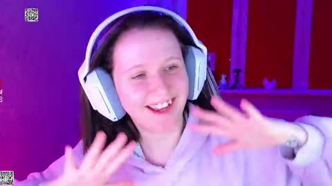 Snapshot of moon_avengers chatting on 12.13.25 Lola online show from 12.13.25