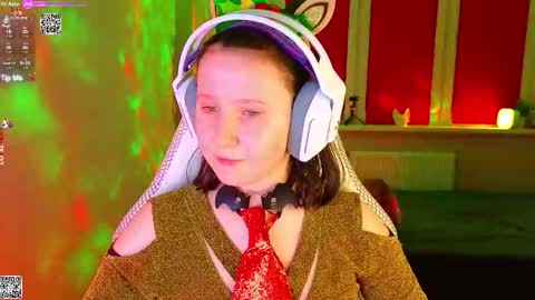 Snapshot of moon_avengers chatting on 12.15.25 Lola online show from 12.15.25