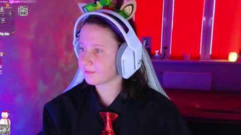 Snapshot of moon_avengers chatting on 12.16.25 Lola online show from 12.16.25