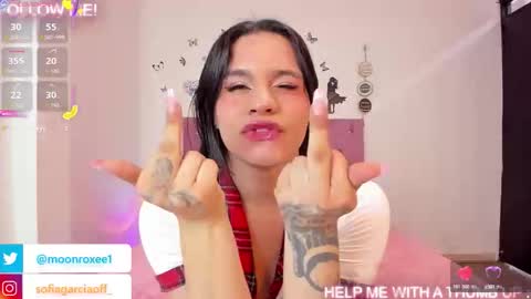 Snapshot of moon_roxee chatting on 10.28.25 moon_roxee online show from 10.28.25