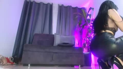 Snapshot of moon_wills chatting on 11.10.25 MOON online show from 11.10.25