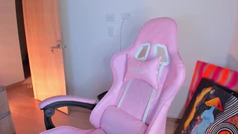 Snapshot of moon_wills chatting on 11.22.25 MOON online show from 11.22.25