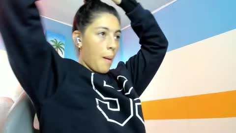 Snapshot of moon_winy chatting on 10.29.25 Winy online show from 10.29.25