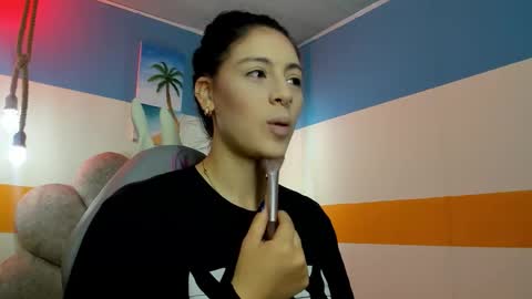 Snapshot of moon_winy chatting on 10.31.25 Winy online show from 10.31.25