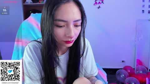 Snapshot of moonlady_ chatting on 02.04.25 MOON online show from 02.04.25