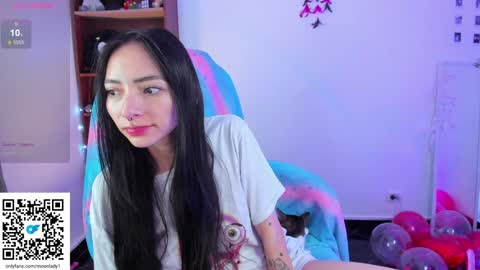 Snapshot of moonlady_ chatting on 02.05.25 MOON online show from 02.05.25